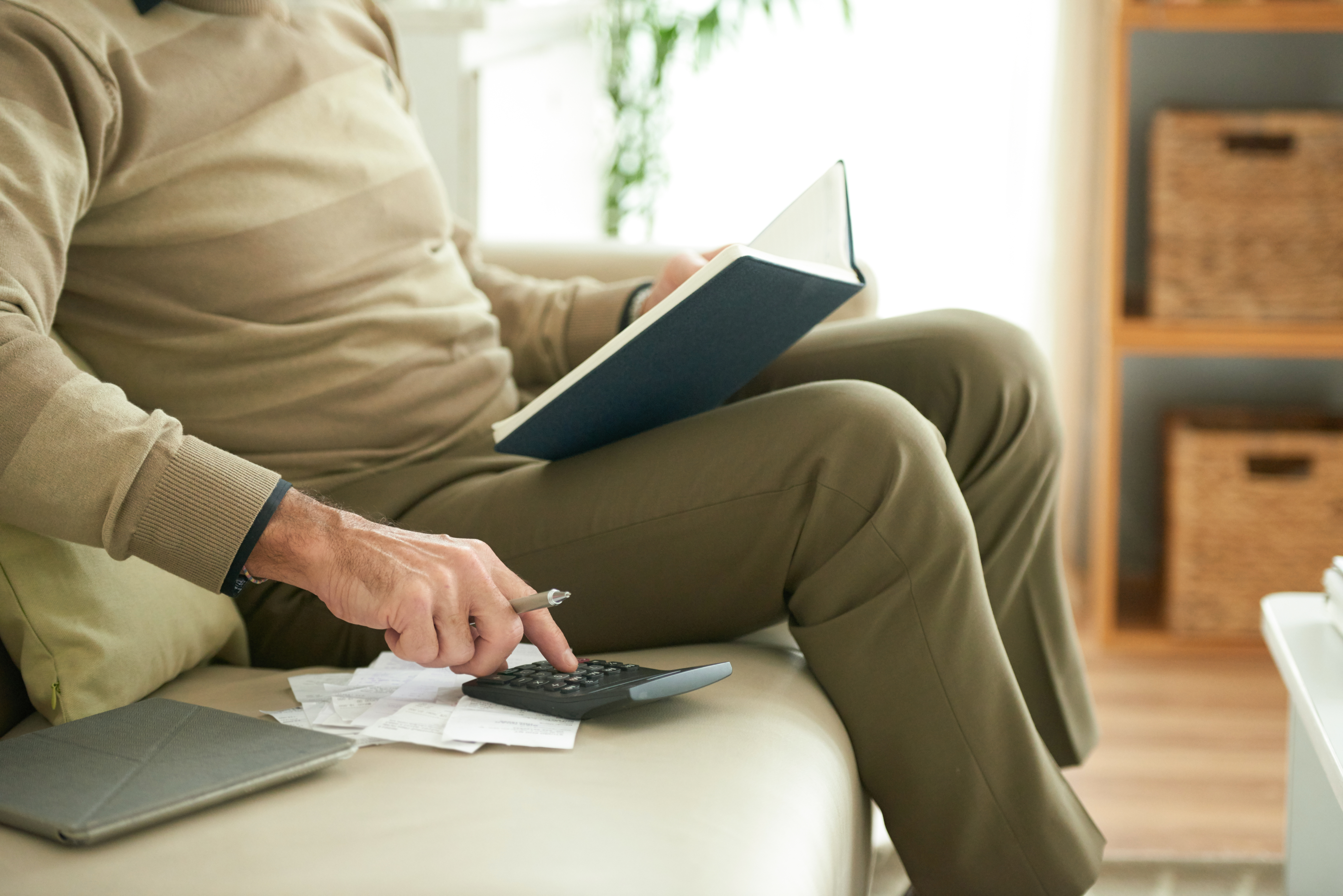 calculating-credit-payment.jpg