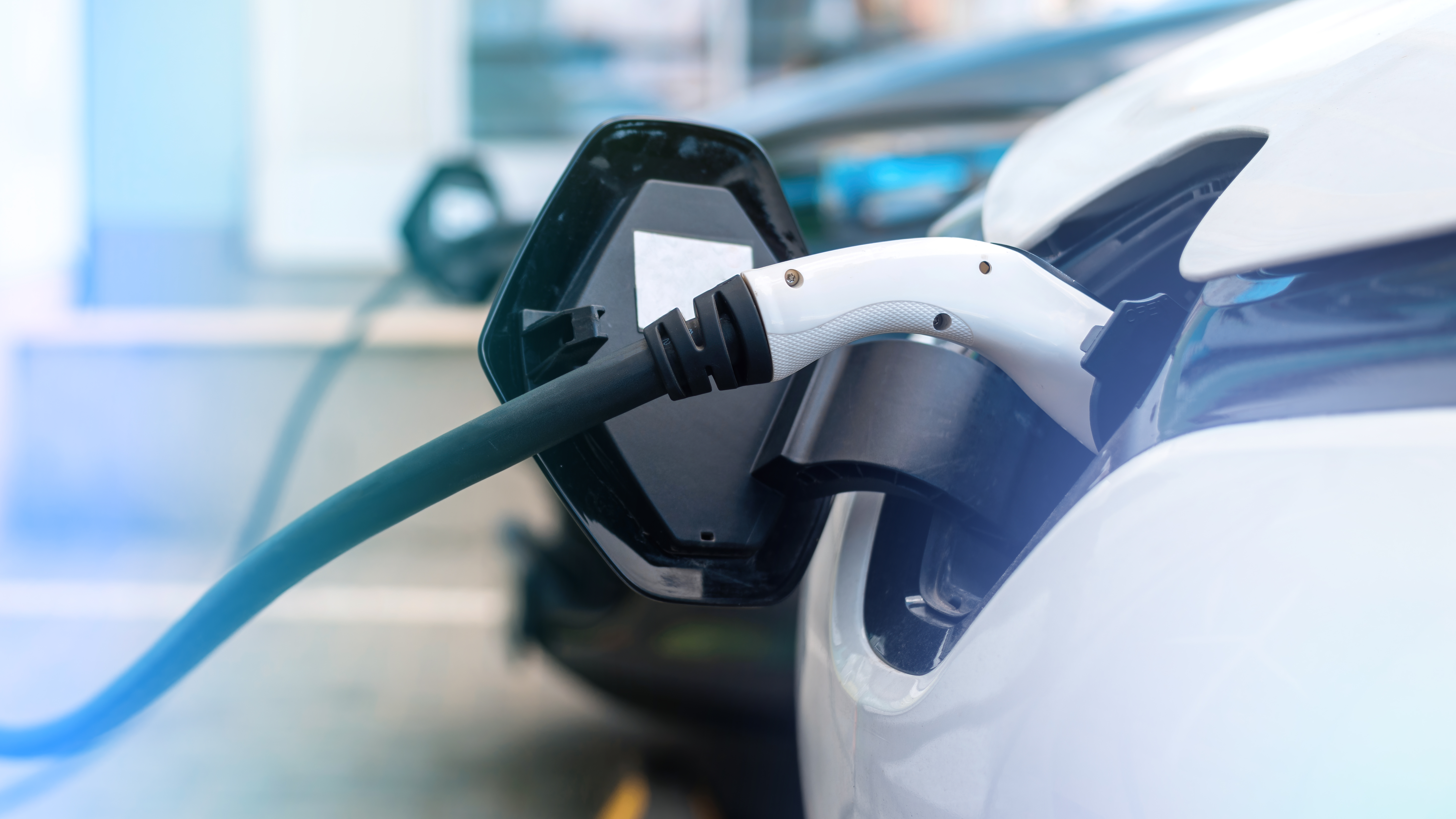 caricabatterie-collegato-due-auto-elettriche-alla-stazione-di-ricarica.jpg