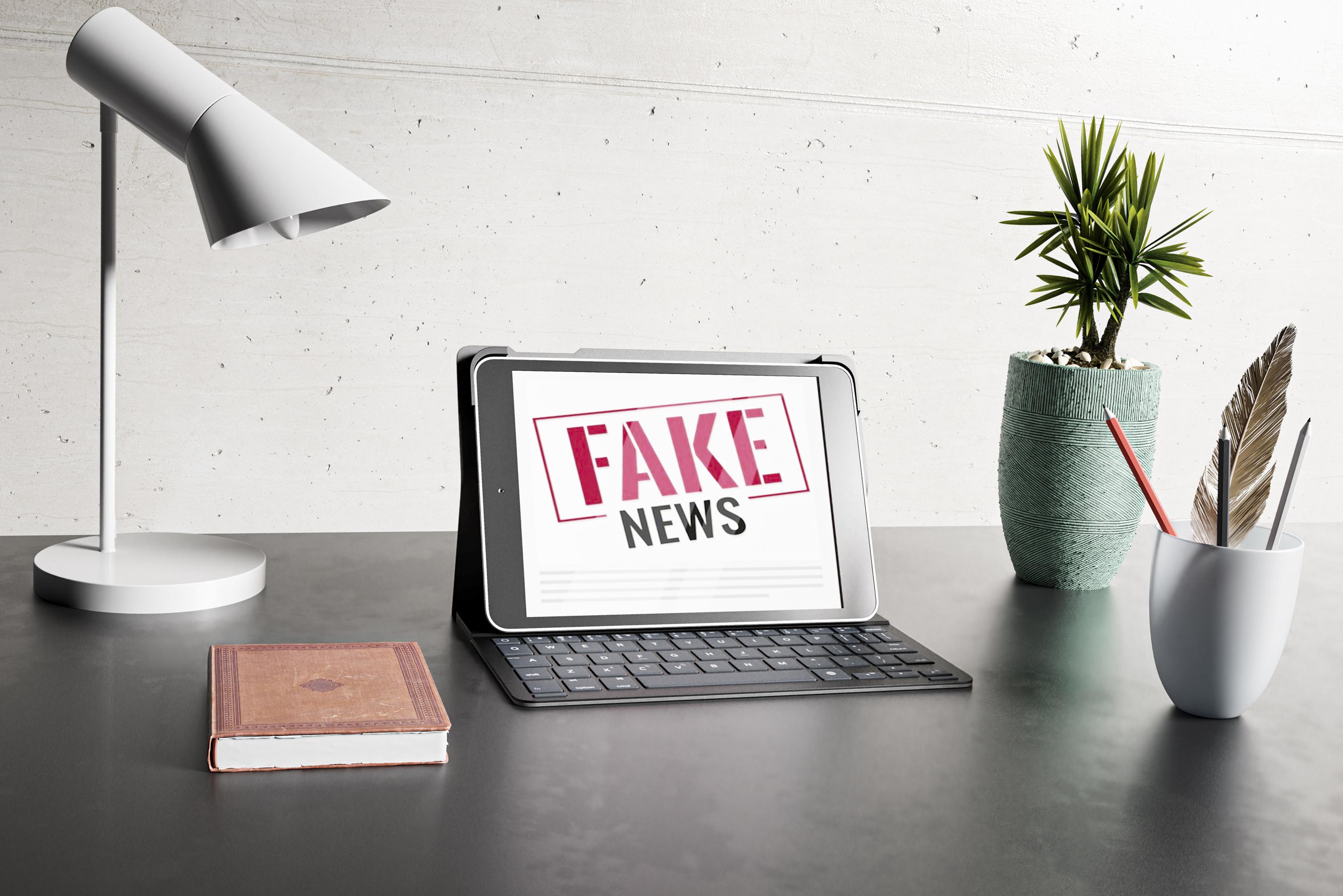 scrivania-con-laptop-e-fake-news.jpg